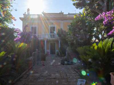La giallognola facciata principale, con decori e fregi vegetali, si innalza su due livelli e mostra una balconata che crea un ombroso portico al livello inferiore